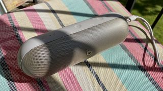 Beats Pill-speaker in de zon