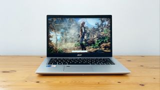 Acer Aspire 5 laptop op een bureau met 3DMark WildLife benchmark draaiende