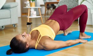 woman doing glute bridge