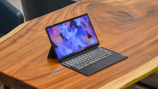 En 2-i-1-laptop av typen Lenovo ThinkPad Duet 5 Chromebook på en bordplate.