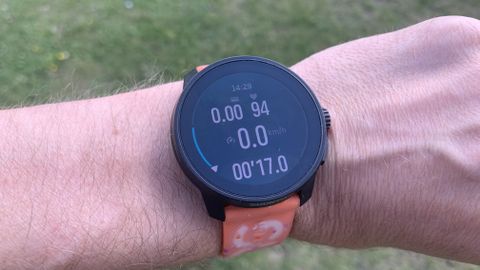 Suunto Race S ihmisen ranteessa