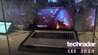 laptop con intel xe dg1 chip al ces 2020, dietro una teca di vetro, con Destiny 2