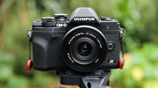 Olympus OM-D E-M10 Mark IV asennettuna jalustalle