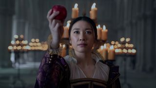 Jin Cheng holds up an apple in a fantasy VR setting in Netflix&#039;s 3 Body Problem TV show