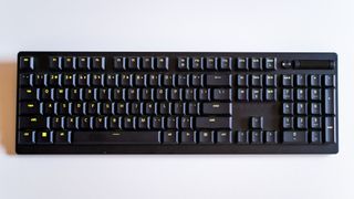 Razer DeathStalker V2 Pro su un tavolo bianco