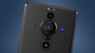 Die Rückseite des Sony Xperia Pro-I Smartphones auf blauem Hintergrund