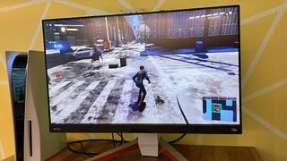 Benq Mobiuz Ex2710u bredvid en ps5