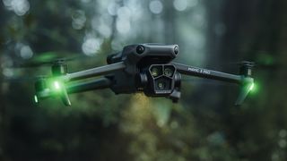 El DJI Mavic 3 Pro volando en un bosque