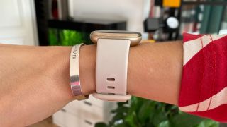 Fitbit Sense set fra siden