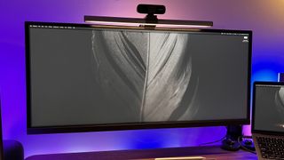 BenQ PD3420Q toimiston värikkäällä seinällä taustavalon kanssa