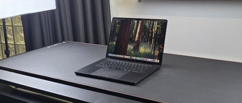 En 16-tommers MacBook Pro med M4 Pro-brikke på et skrivebord.