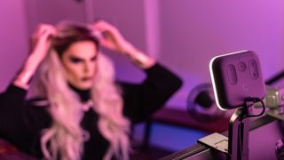 Drag streamer Tonzy using the Logitech Litra Glow