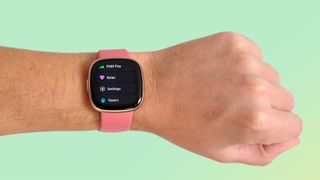 Il Fitbit Versa 4 al polso