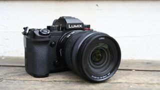 Panasonic Lumix S5 pöydällä