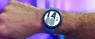 Samsung Galaxy Watch 5 -älykello henkilön kädessä