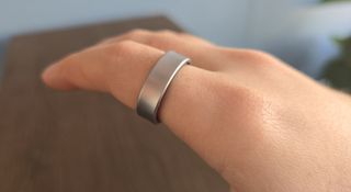 De Samsung Galaxy Ring in Titanium Zilver