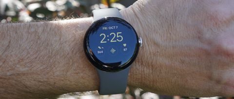 En närbild på urtavlan på en Google Pixel Watch som sitter runt en persons handled.