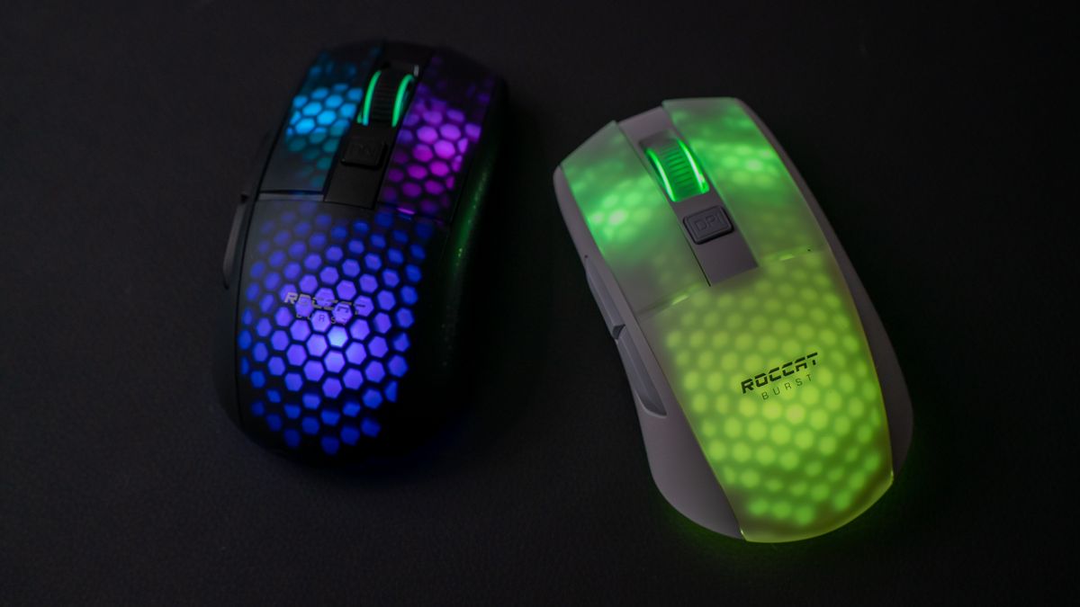 Två stycken Roccat Burst Pro Air ligger bredvid varandra med RGB-belysningen aktiverad.