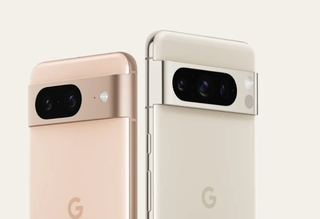 En reklambild av Google Pixel 8 och Pixel 8 Pro.