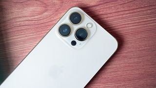 Parte trasera del iPhone sobre una mesa