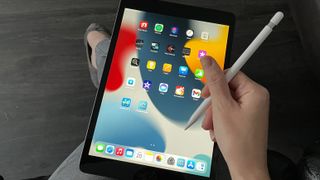 Nettbrettet Apple iPad 10.2 (2021) i bruk med en Apple Pencil.