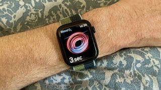 Apple Watch Series 7 con monitoraggio dell'ossigenazione del sangue