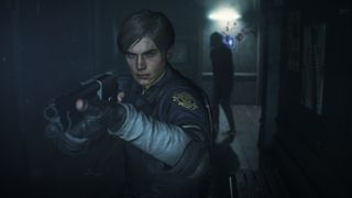 En skärmdump från Resident Evil 2 där huvudkaraktären står redo med en pistol, samtidigt som en zombie smyger närmare i bakgrunden.