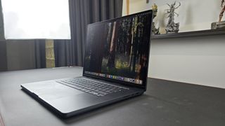 En 16-tommers MacBook Pro med M4 Pro-brikke på et skrivebord..