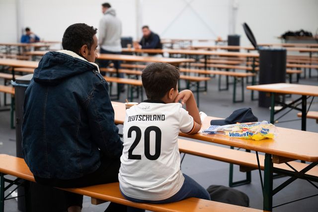 Ein syrischer Vater und sein Sohn in der Flüchtlingsunterkunft in Berlin Tegel: Alle Anträge vorerst ausgesetzt