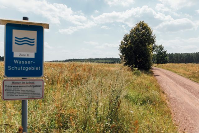 Landschaft bei Cröchern: Waldbrandgefahr und dürstende Äcker