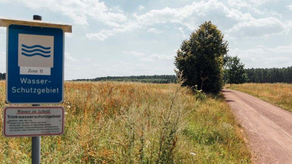 Landschaft bei Cröchern: Waldbrandgefahr und dürstende Äcker