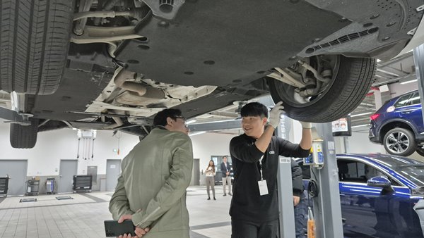 고객이 테크니션으로부터 차량 정비에 관한 설명을 듣고 있다. / 사진=최동훈 기자