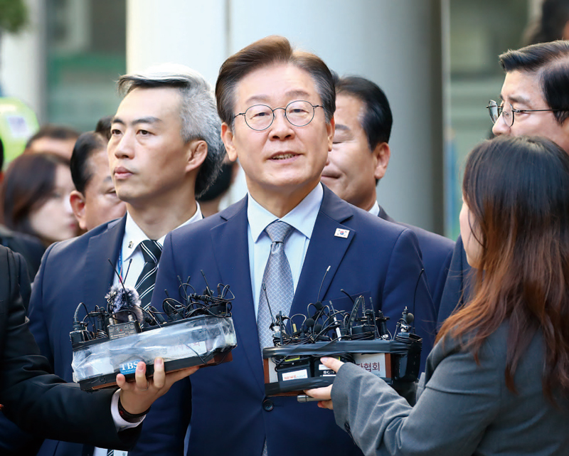 이재명 더불어민주당 대표가 11월15일 서울중앙지법에서 열린 공직선거법 위반 혐의 관련 1심 선고 공판을 마친 뒤 법원 청사를 나서고 있다. ⓒ시시저널 임준선