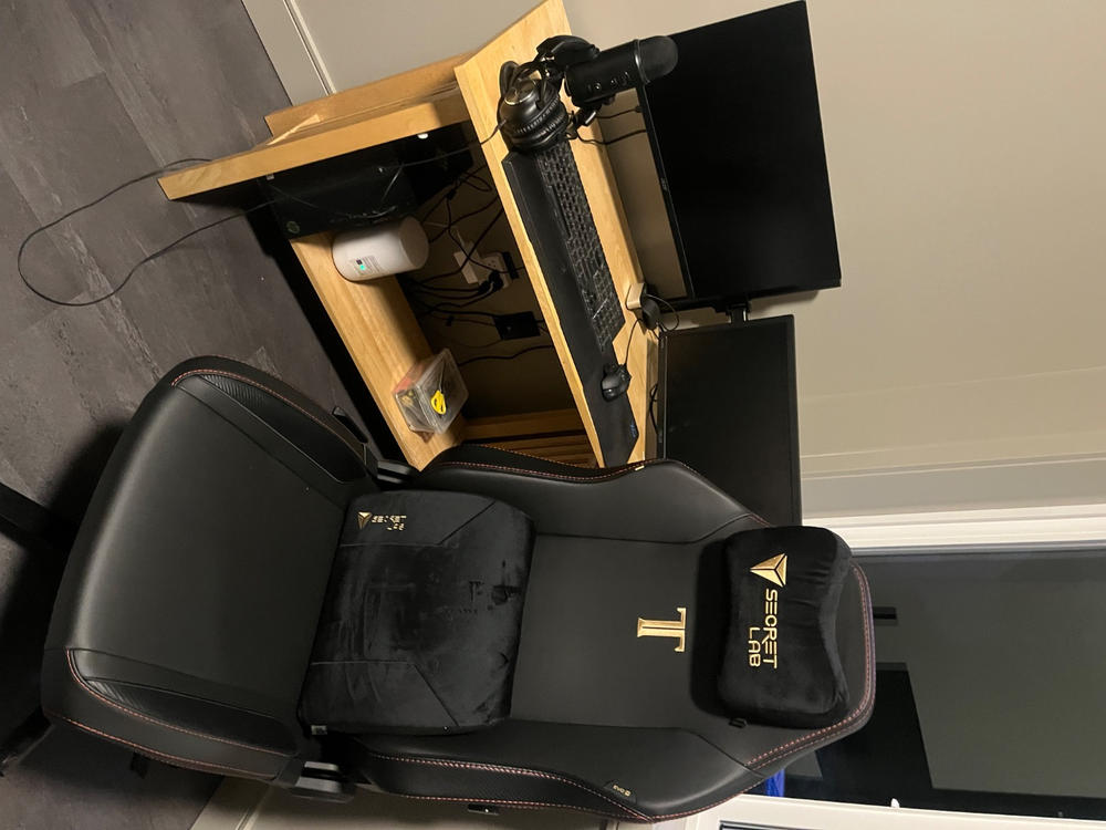 Secretlab TITAN Evo - Regular - NEO Hybrid Leatherette (0107) - Customer Photo From Evan Engel