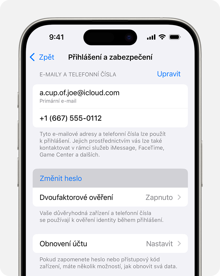 iPhone se zobrazeným tlačítkem Změnit heslo v Nastaveních