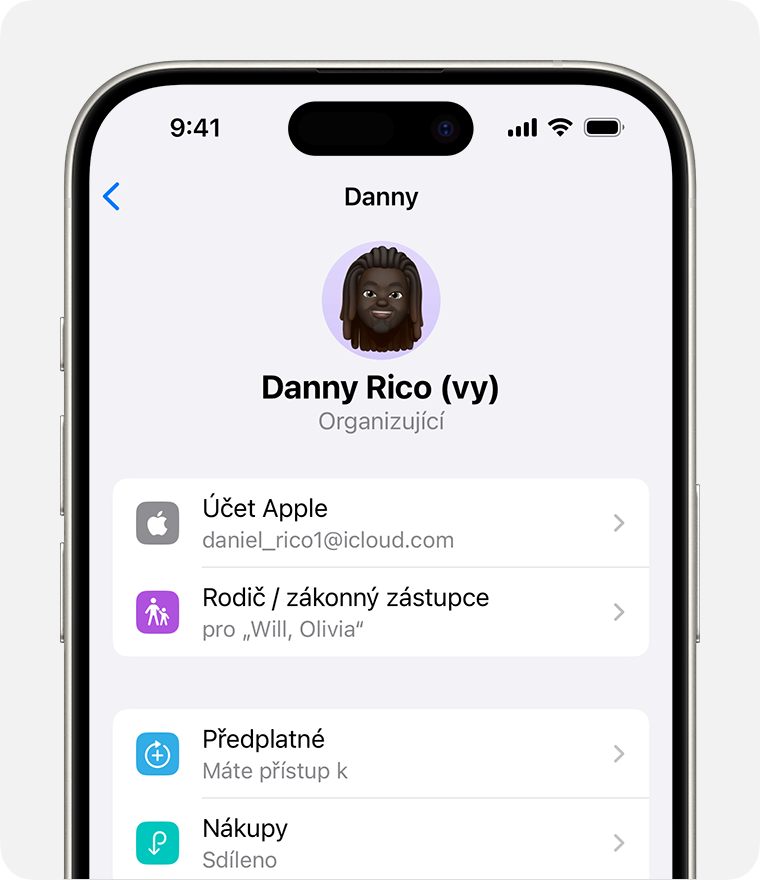 Obrazovka iPhonu s účtem Apple pro organizátora rodiny.