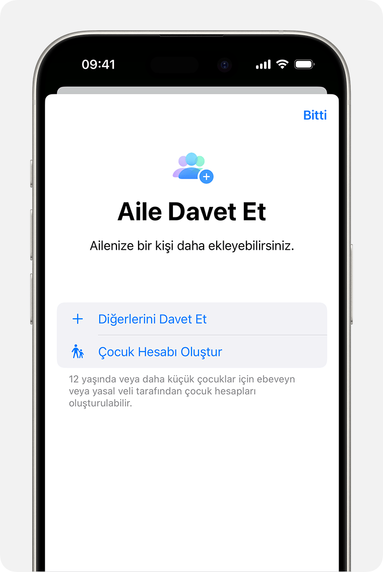 Çocuk Hesabı Oluşturma seçeneği dahil olmak üzere Aile Paylaşımı daveti gösteren iPhone