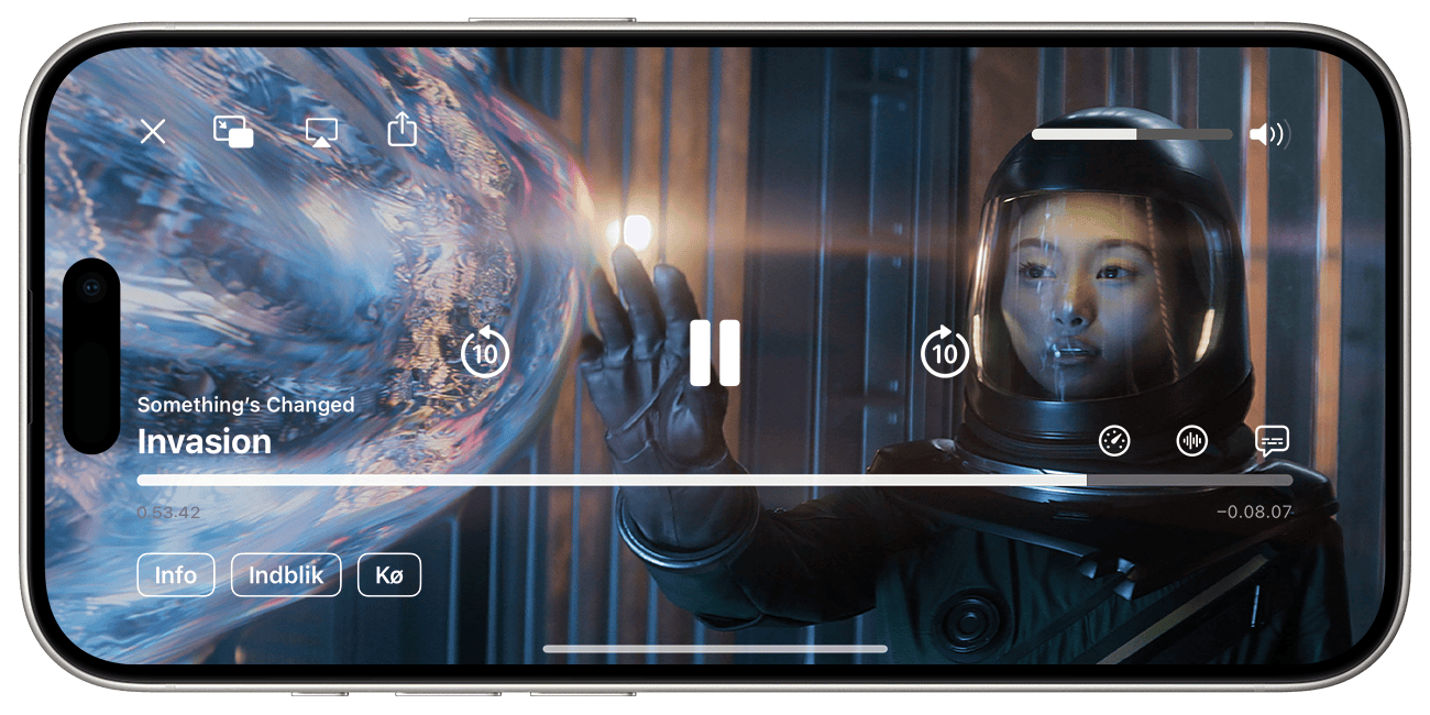 På en iPhone er Apple TV-appen sat på pause, og kontrollerne vises. Afsnittet er Something's Changed from Invasion. Nederst til højre er knappen undertekstsprog og lydknappen over statuslinjen.
