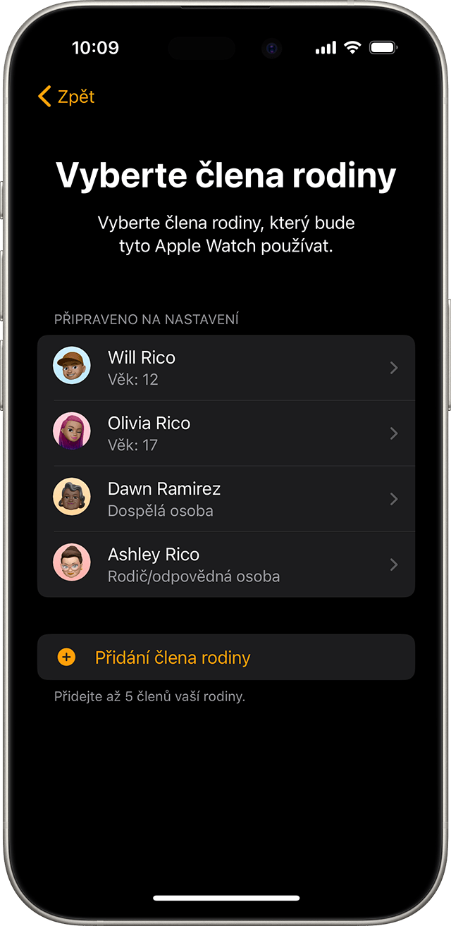 iPhone s obrazovkou, kde si uživatel vybere člena rodiny, který bude hodinky používat