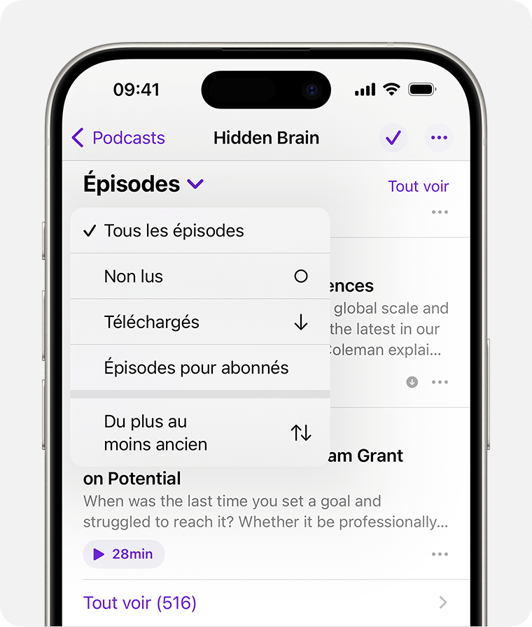 Sur un iPhone, la page du podcast est affichée. Sous la bannière du podcast, une flèche déroulante est sélectionnée et indique Épisodes. Le menu Épisodes affiche les options Tous les épisodes, Non lus, Téléchargés et Épisodes pour abonnés. L’option Tous les épisodes est sélectionnée.