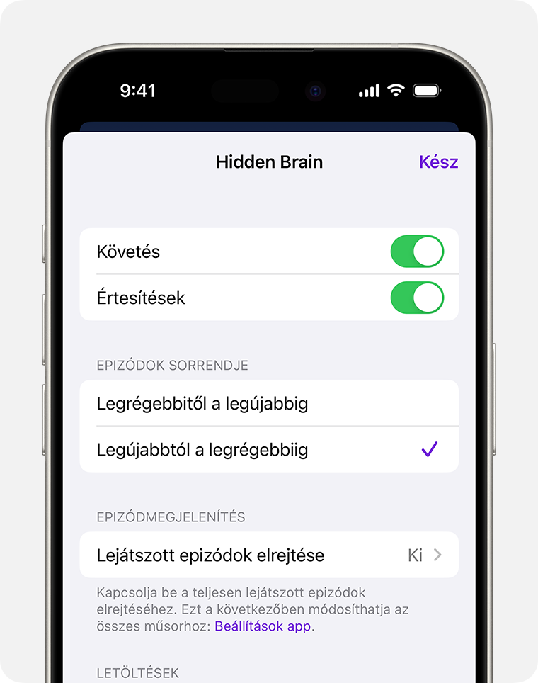 Egy iPhone-on egy podcast beállítási képernyője látható. Az első elem a Követés, a második az Értesítések váltógomb. Ezek után következnek az Epizódsorrendre vonatkozó opciók. Az első a Legrégebbitől a legújabbig, a második pedig a Legújabbtól a legrégebbiig, amely ki van választva.