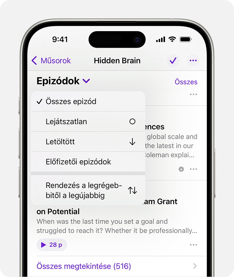 Egy iPhone-on egy podcast-műsor oldala látható. A műsor szalagsávja alatt egy kiválasztott, Epizódok feliratú, legördülő menüt megnyitó nyíl látható. Az Epizódok menü az Összes epizód, a Lejátszatlan, a Letöltött és az Előfizetői epizódok elemet tartalmazza. Az Összes epizód elem ki van választva.