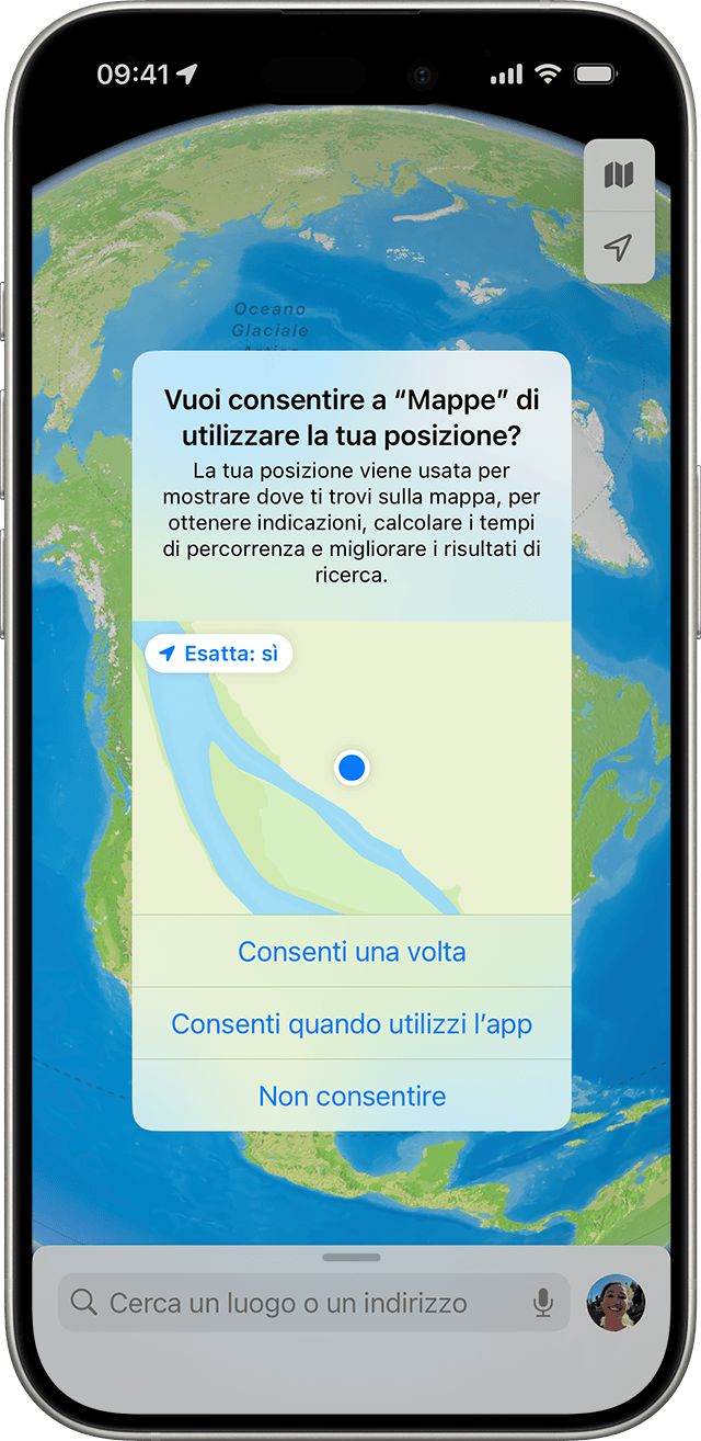 Un'app richiede l'accesso alla tua posizione mentre stai usando l'app su iPhone