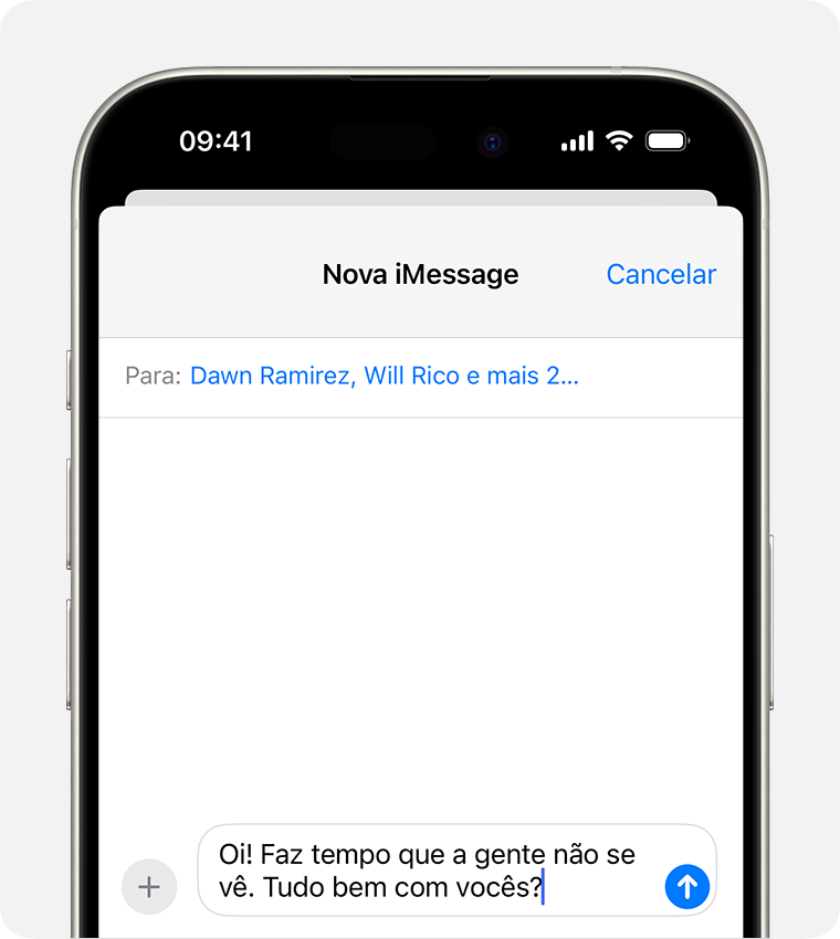 Para iniciar uma mensagem em grupo no iPhone, toque no botão Redigir em Mensagens e adicione vários nomes. 