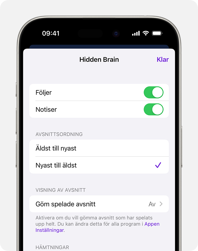 Inställningsskärmen för en specifik podcast på en iPhone. Det första alternativet är en Följande-växlingsknapp och sedan en Notiser-växlingsknapp. Efter det finns alternativen för Episodordning. Det första alternativet är Äldst till Nyast och det andra är Nyast till Äldst, som är valt nu.