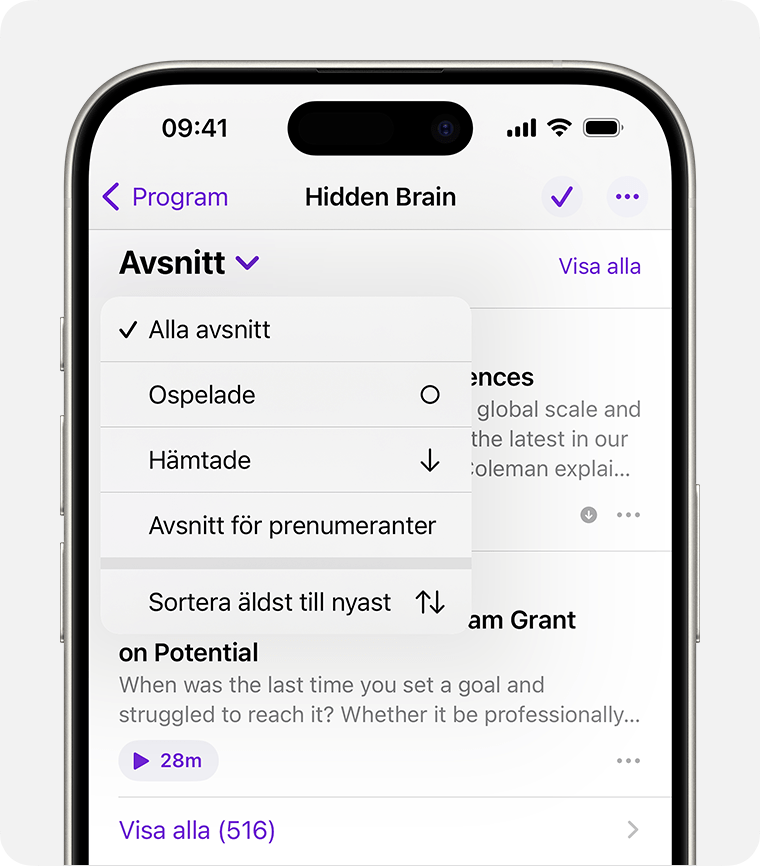 På en iPhone visas sidan för podcastprogrammet. Under programbanderollen är en nedrullningspil med texten Episoder vald. Menyn Episoder visar alternativen Alla episoder, Ospelade, Hämtade och Prenumerationsepisoder. Alternativet Alla episoder är valt.