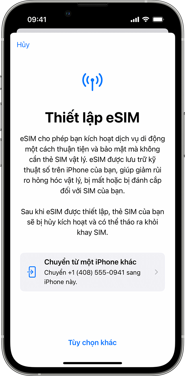Ảnh chụp màn hình iPhone về quy trình thiết lập eSIM với tùy chọn chuyển gói cước di động từ một iPhone khác.