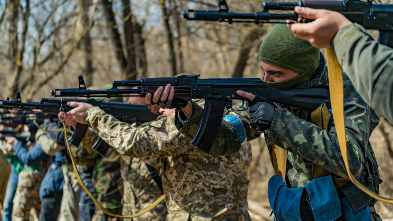 Photo: Civilian volunteers learn how to use their rifles during a military training in a camp of Zaporizhzhia, Ukraine. With the Russian army just a few kilometers of the city, many civilians are getting military skills for the future combats in the Russia´s war in Ukraine. Credit: Celestino Arce/NurPhoto