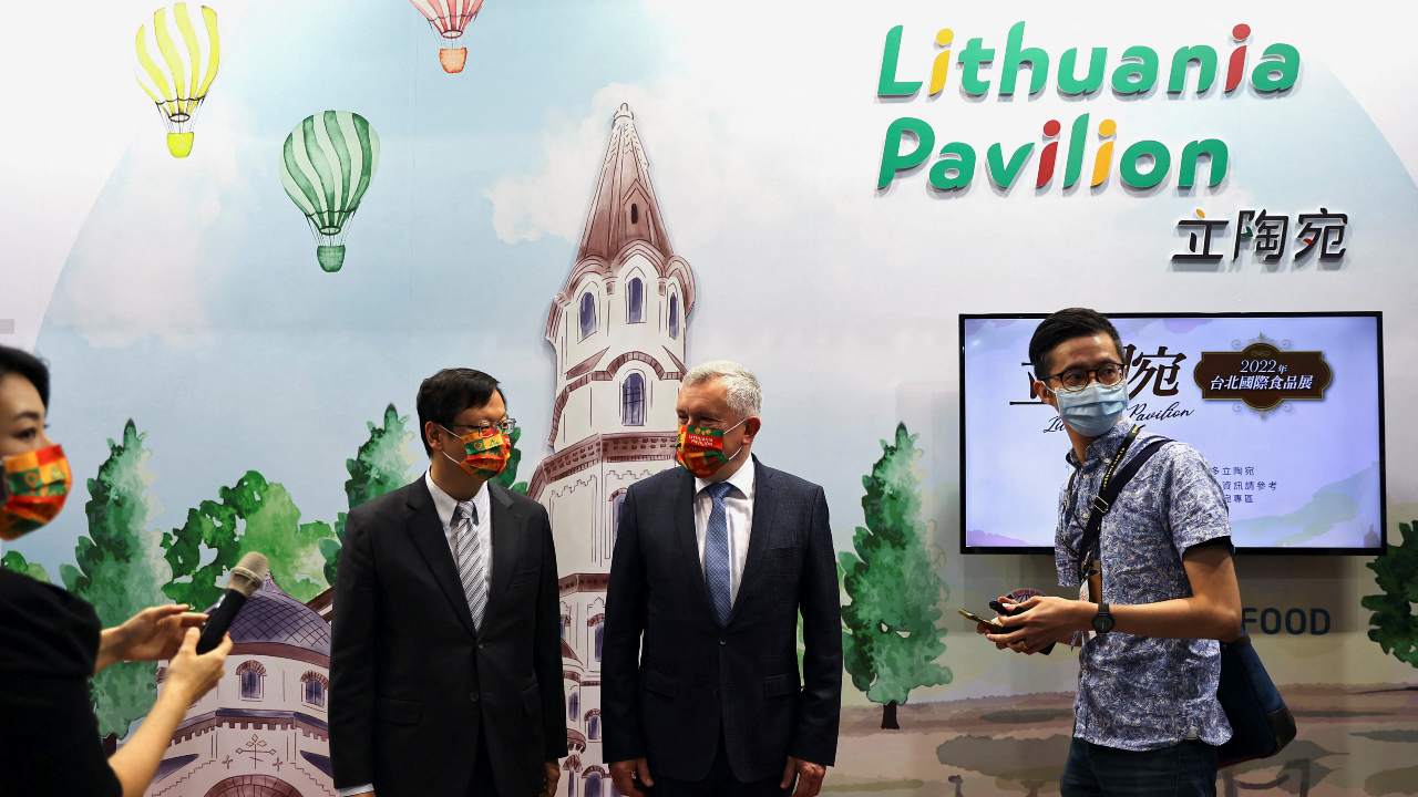 Photo: Eric Huang, the chief of Mission for the Taiwan Representative office in Lithuania and Lithuanian Vice Agriculture Minister Egidijus Giedraitis are photographed at the Lithuanian pavilion, at the Taipei International Food Show in Taipei, Taiwan, June 22, 2022. Credit: REUTERS/Ann Wang