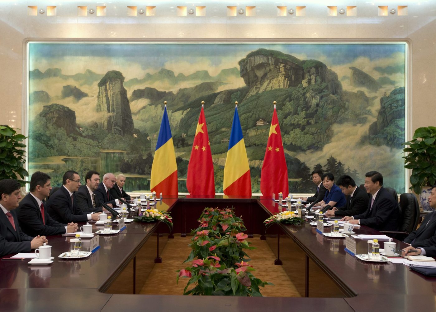 Romania's Prime Minister Victor-Viorel Ponta (3rd L) attends a meeting with China's President Xi Jinping (2nd R) at the Great Hall of the People in Beijing July 2, 2013. REUTERS/Andy Wong/Pool (CHINA - Tags: POLITICS)